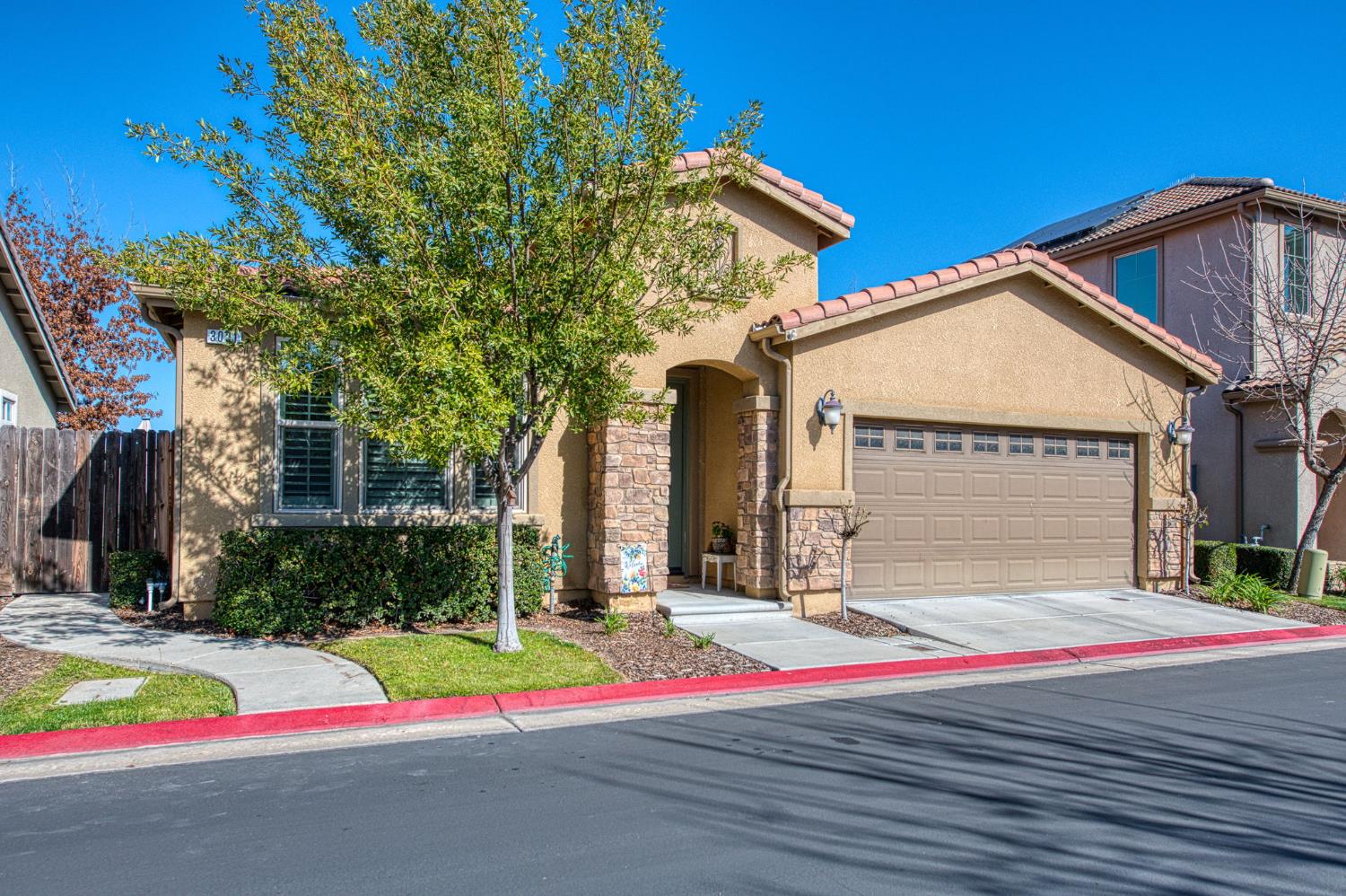 3031 Glacier Ln, Clovis, CA 93619