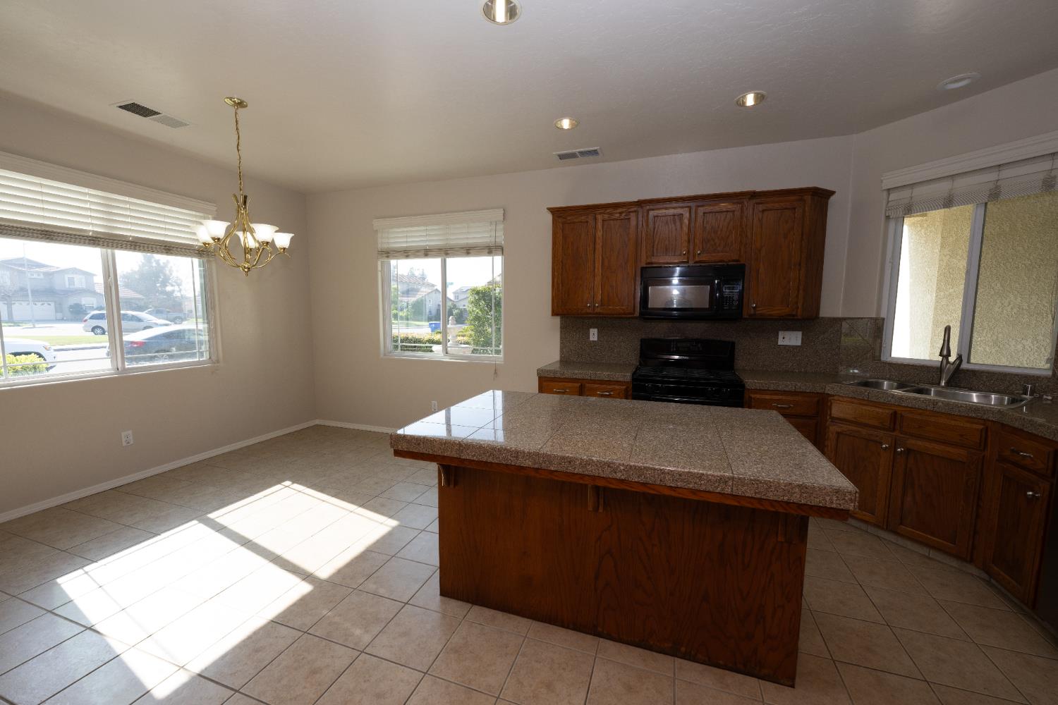 5547 E Atchison St, Fresno, CA 93727