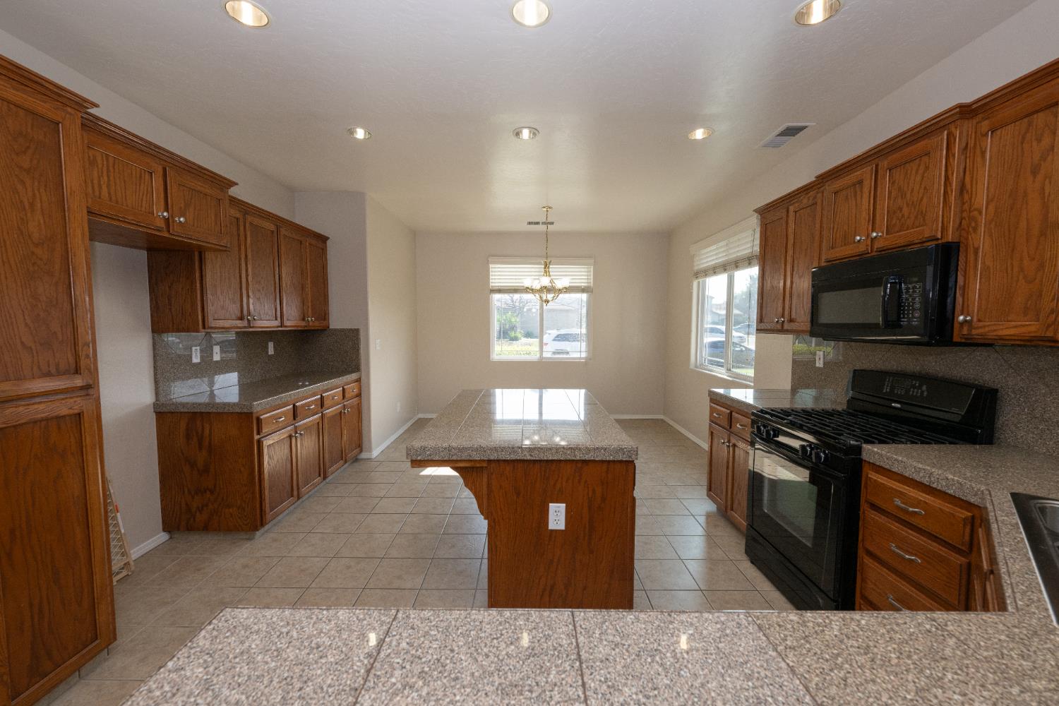 5547 E Atchison St, Fresno, CA 93727