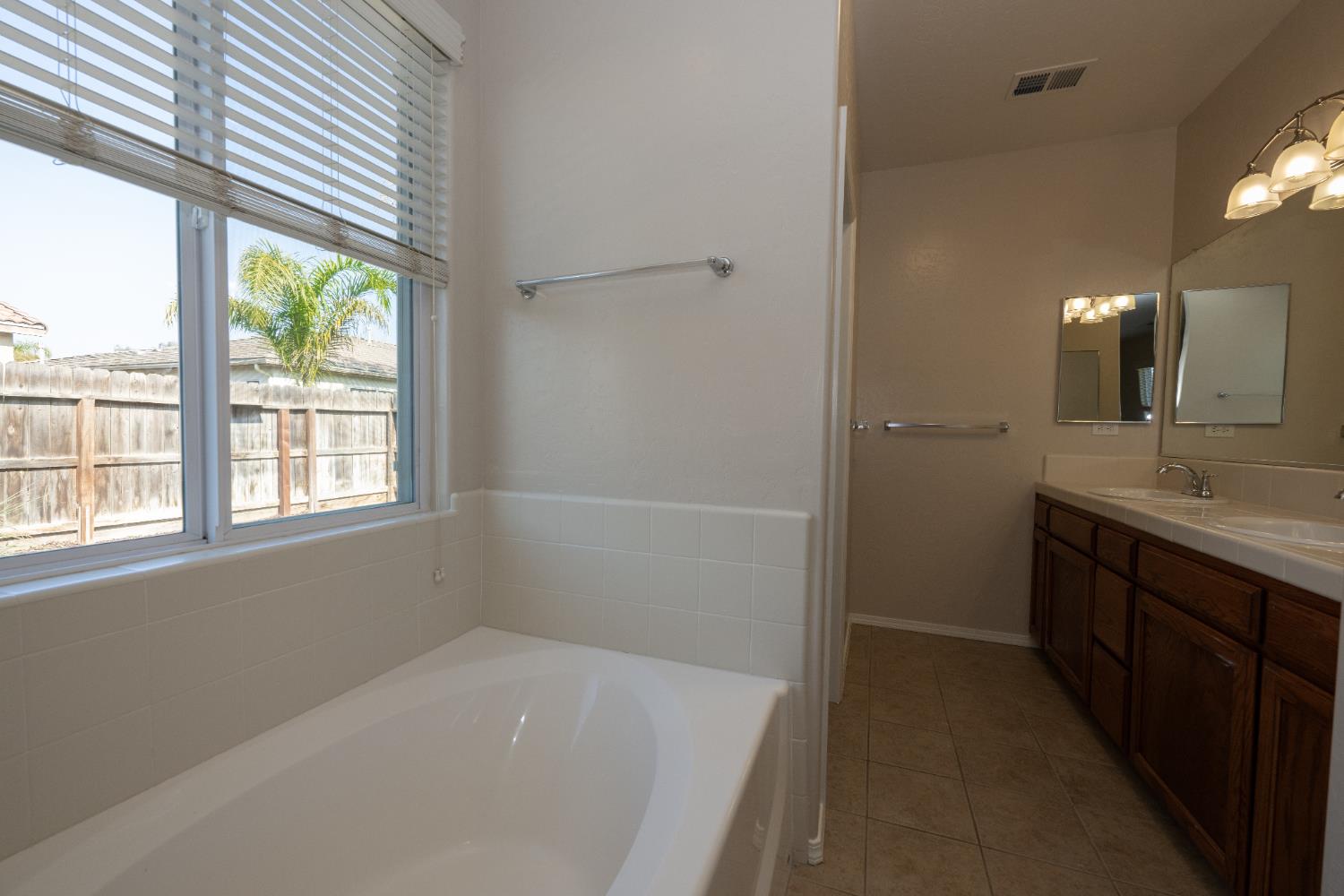 5547 E Atchison St, Fresno, CA 93727