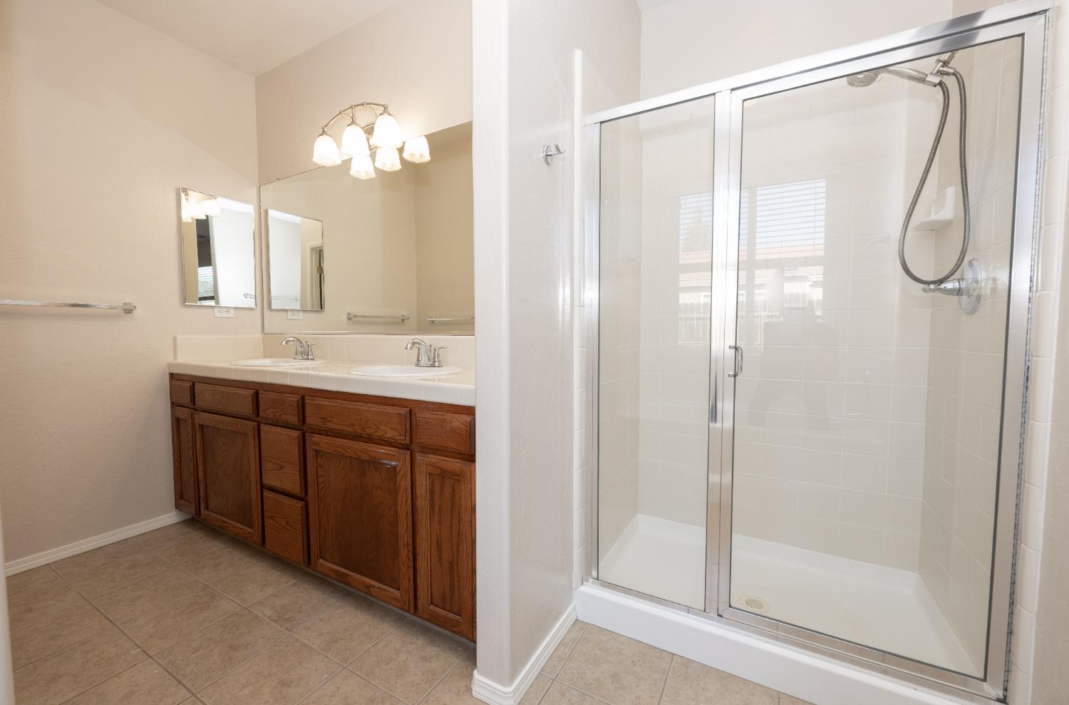 5547 E Atchison St, Fresno, CA 93727