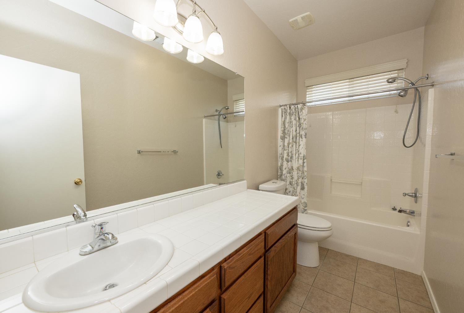 5547 E Atchison St, Fresno, CA 93727