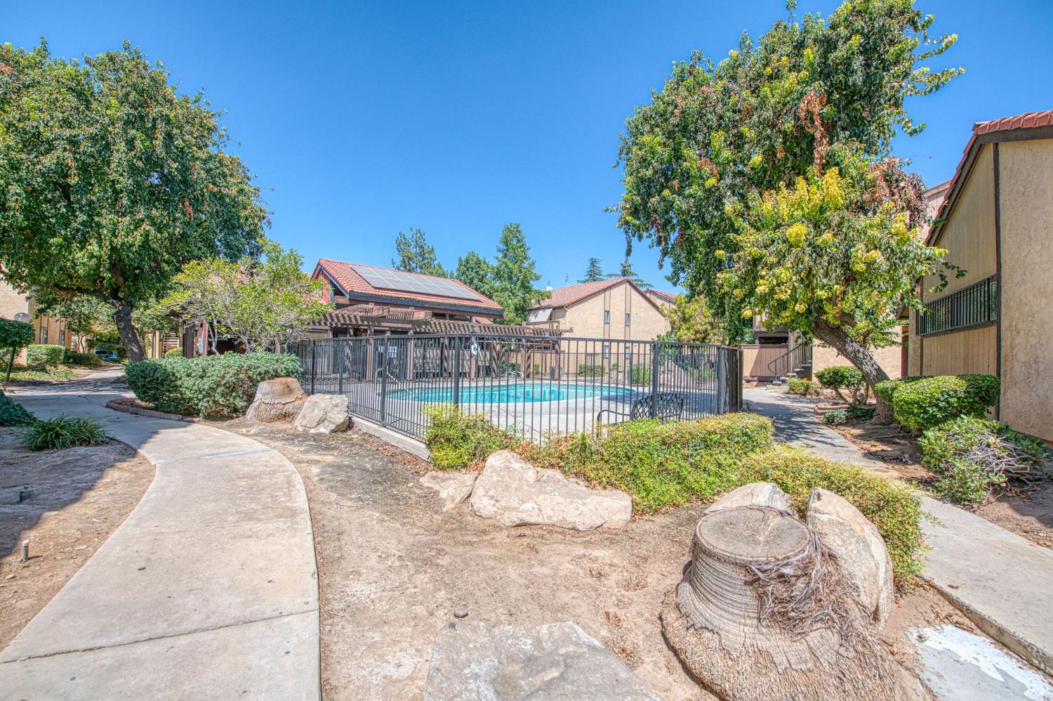 1550 W Ashlan Ave #208, Fresno, CA 93705