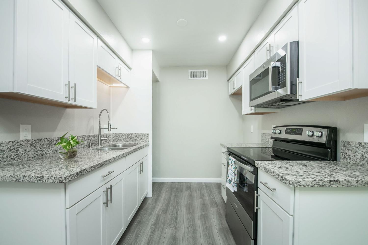 1550 W Ashlan Ave #208, Fresno, CA 93705