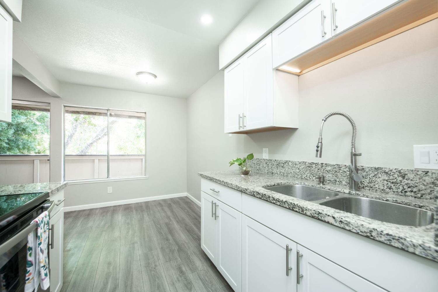 1550 W Ashlan Ave #208, Fresno, CA 93705