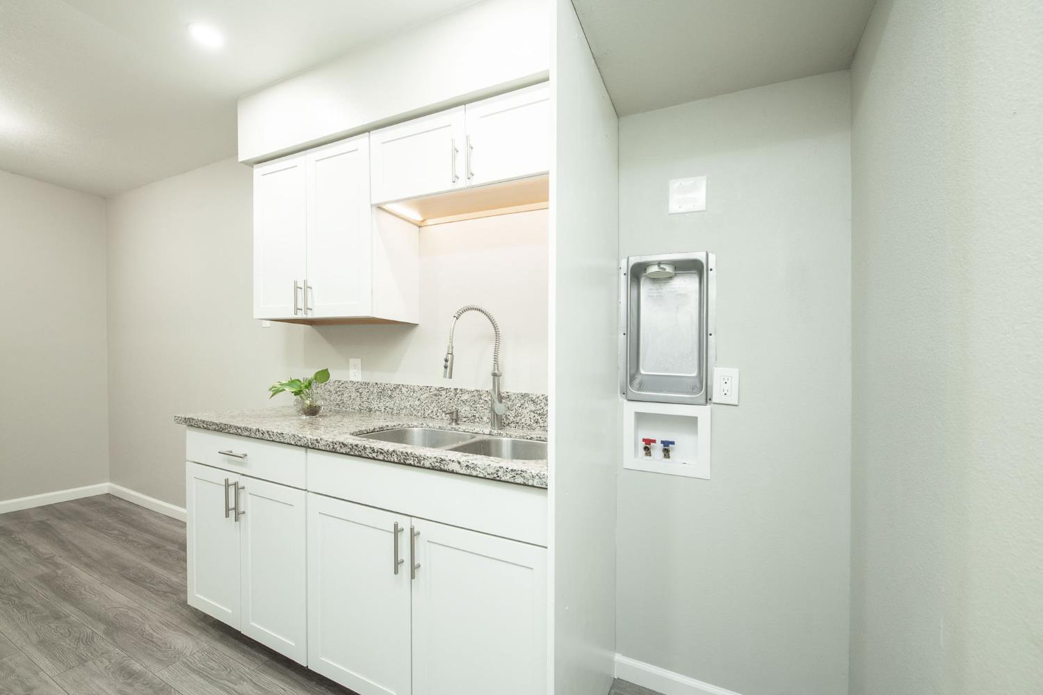 1550 W Ashlan Ave #208, Fresno, CA 93705