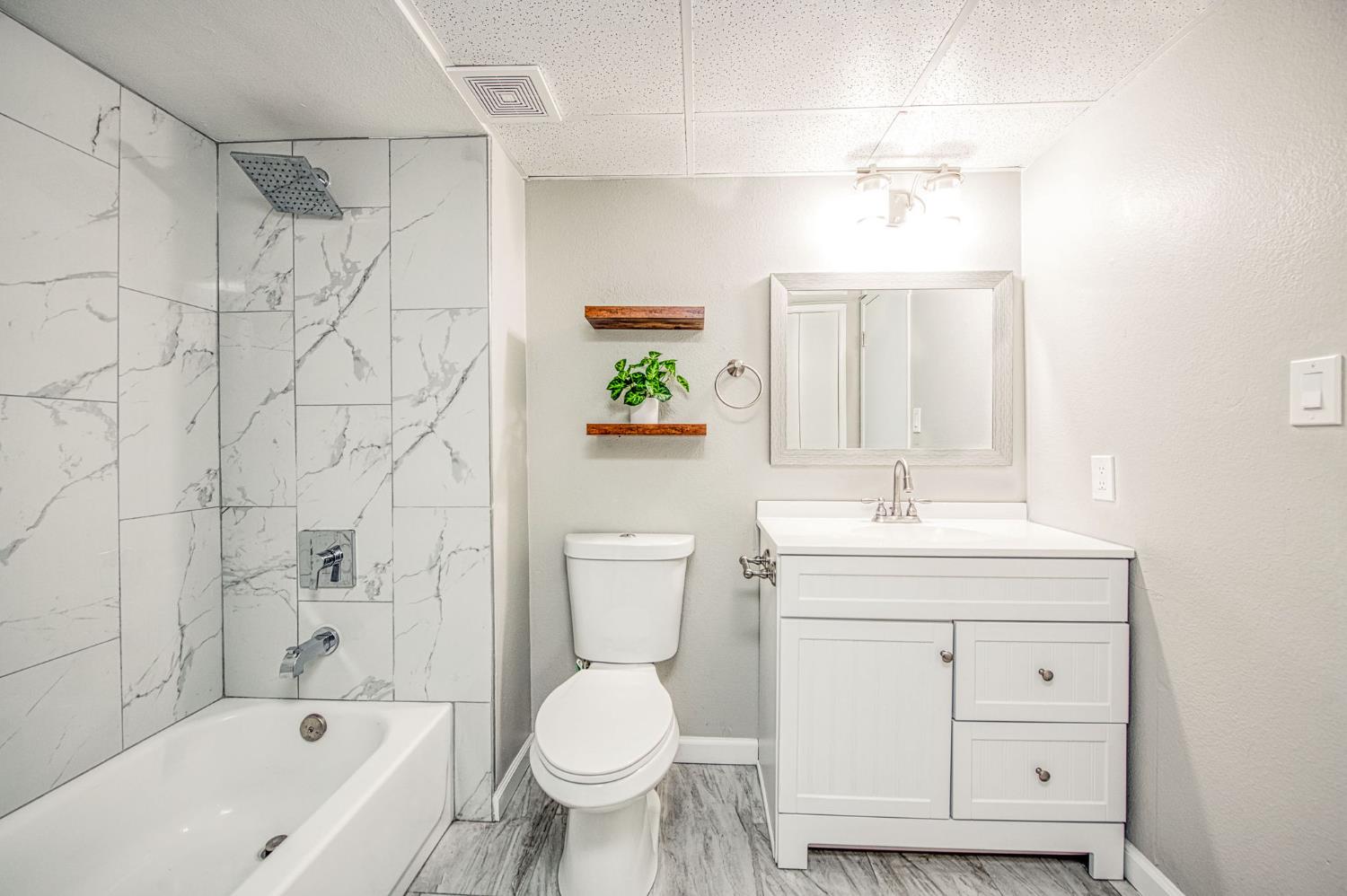 1550 W Ashlan Ave #208, Fresno, CA 93705