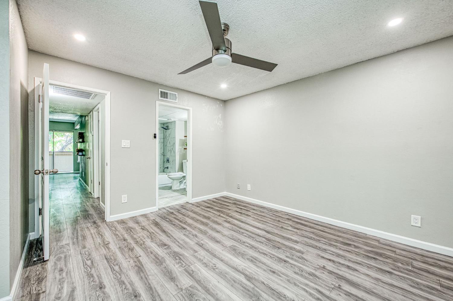 1550 W Ashlan Ave #208, Fresno, CA 93705