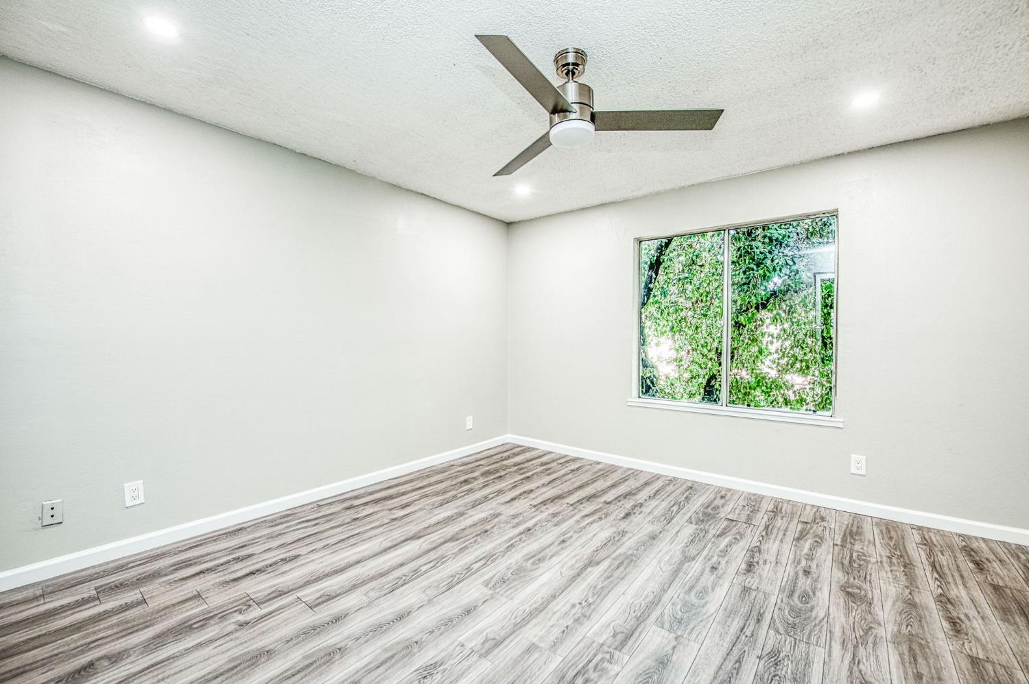 1550 W Ashlan Ave #208, Fresno, CA 93705