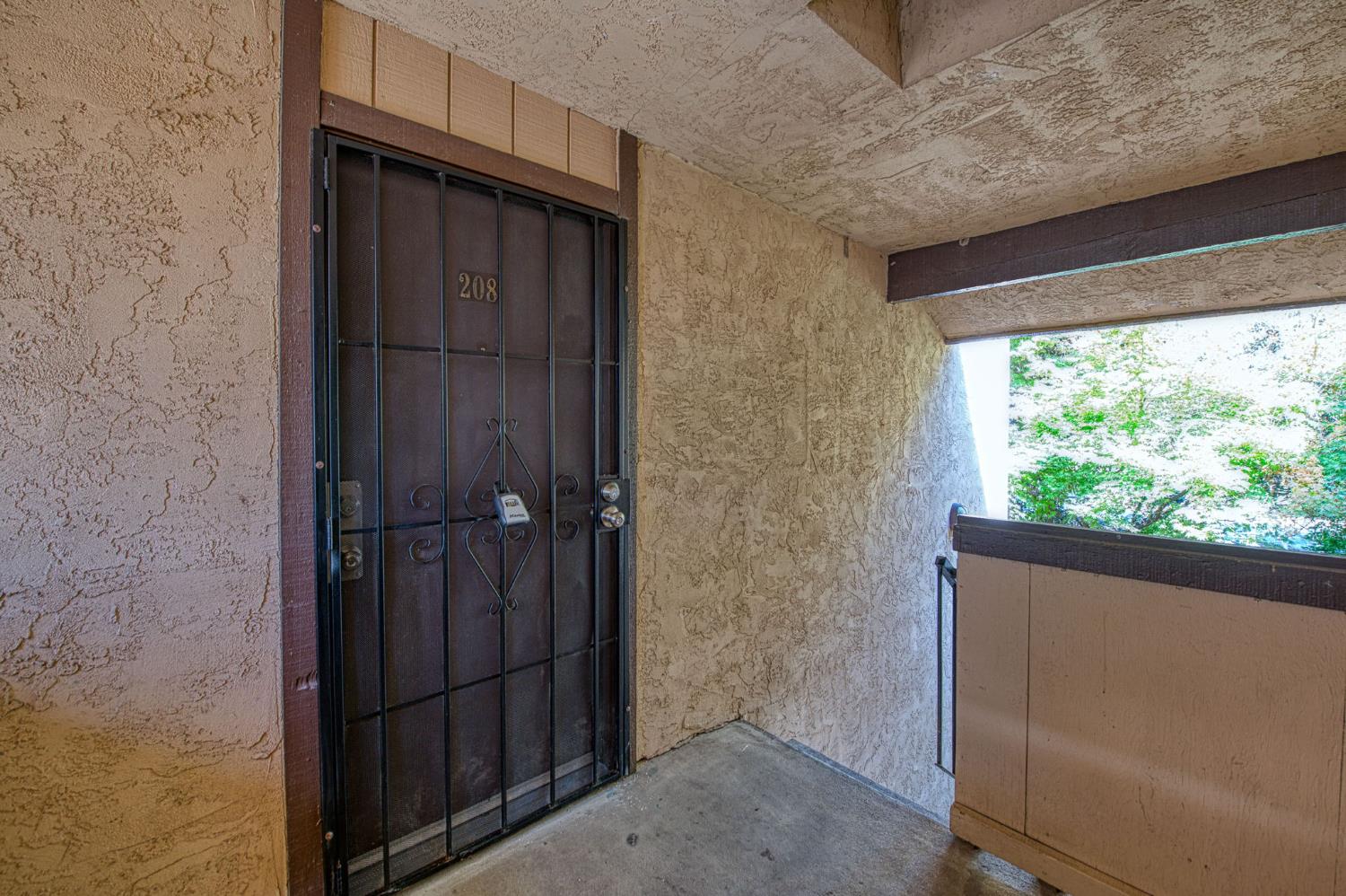 1550 W Ashlan Ave #208, Fresno, CA 93705