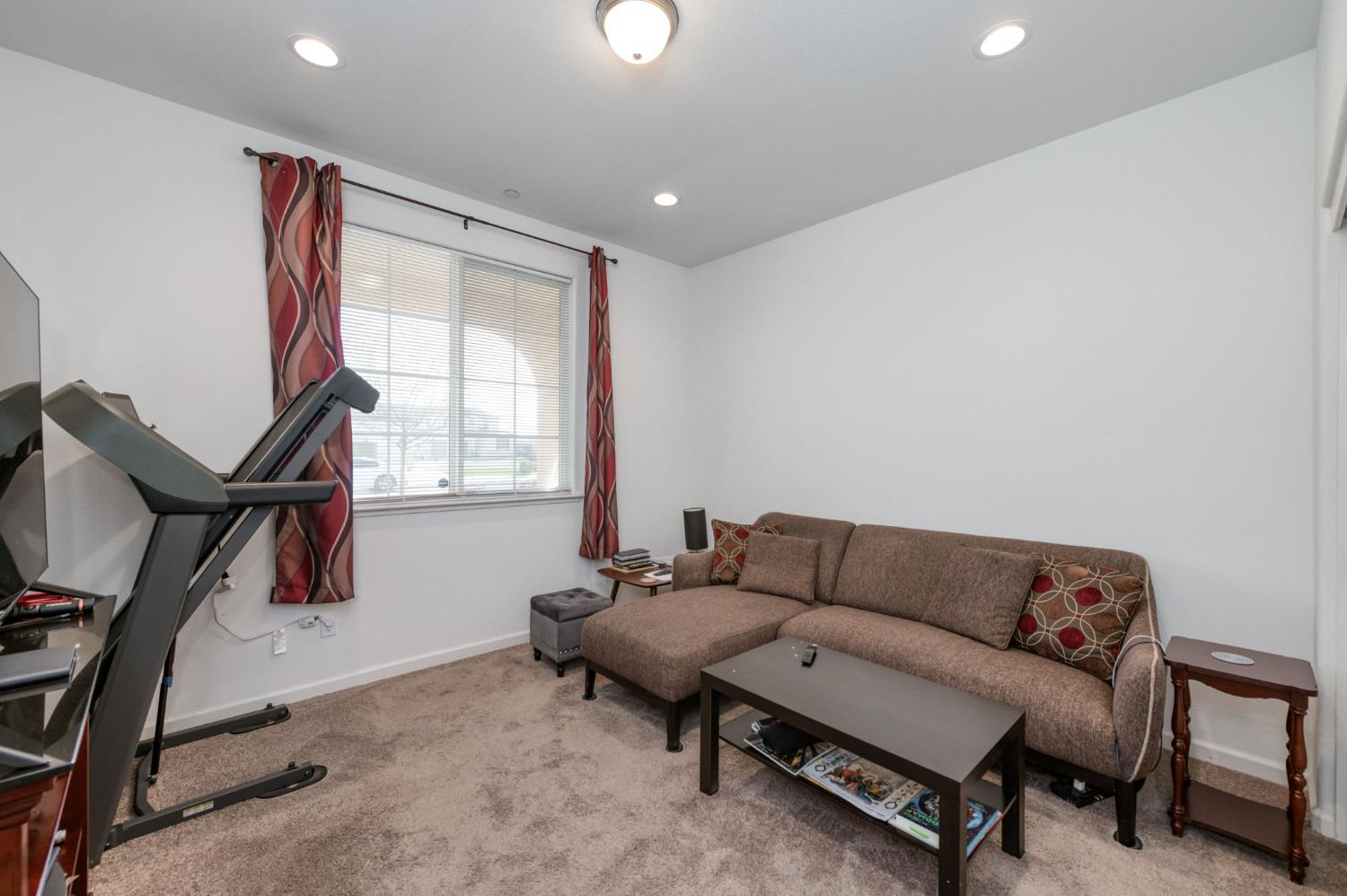 7099 N Shiraz Ave, Fresno, CA 93722