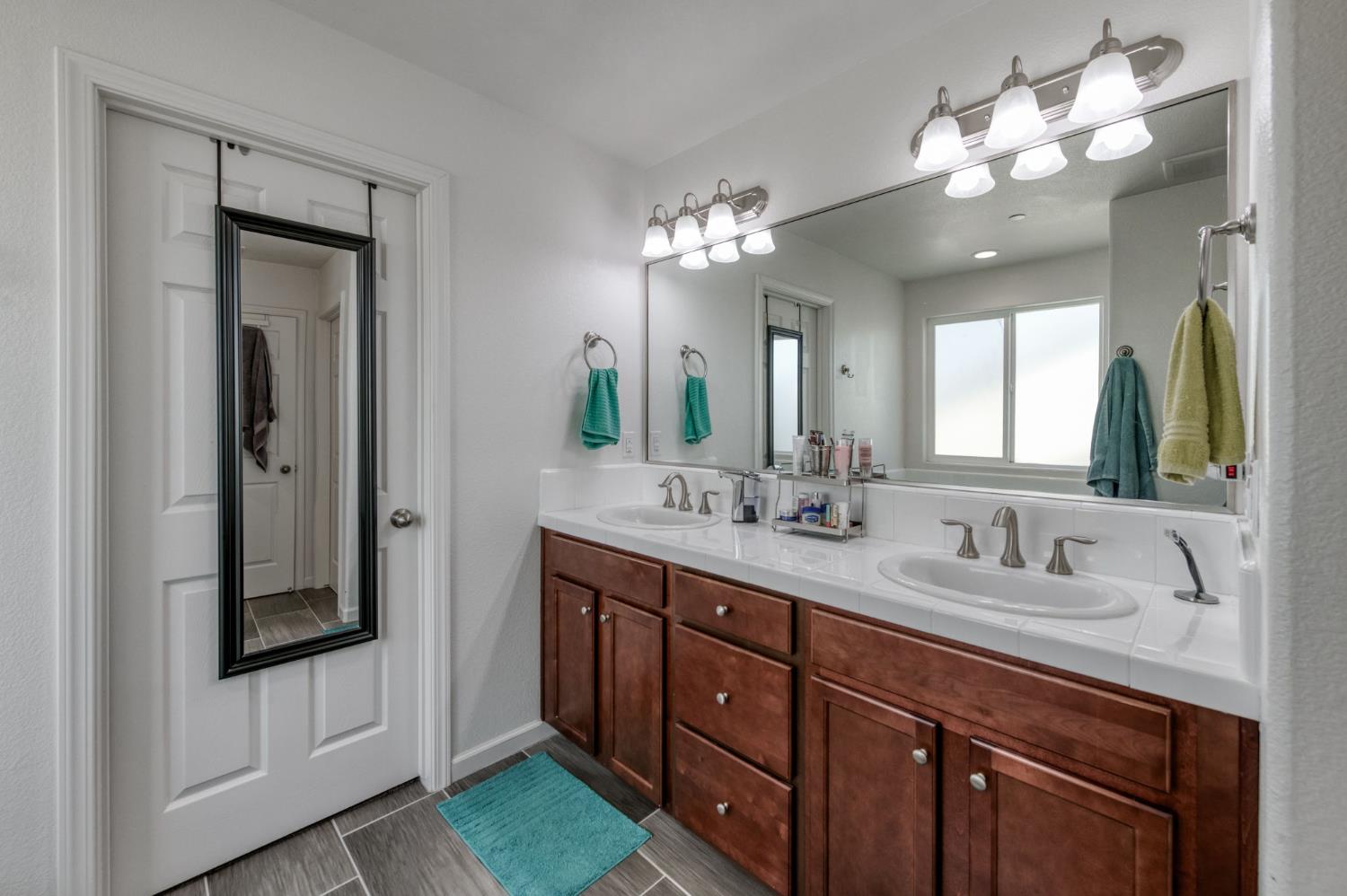 7099 N Shiraz Ave, Fresno, CA 93722