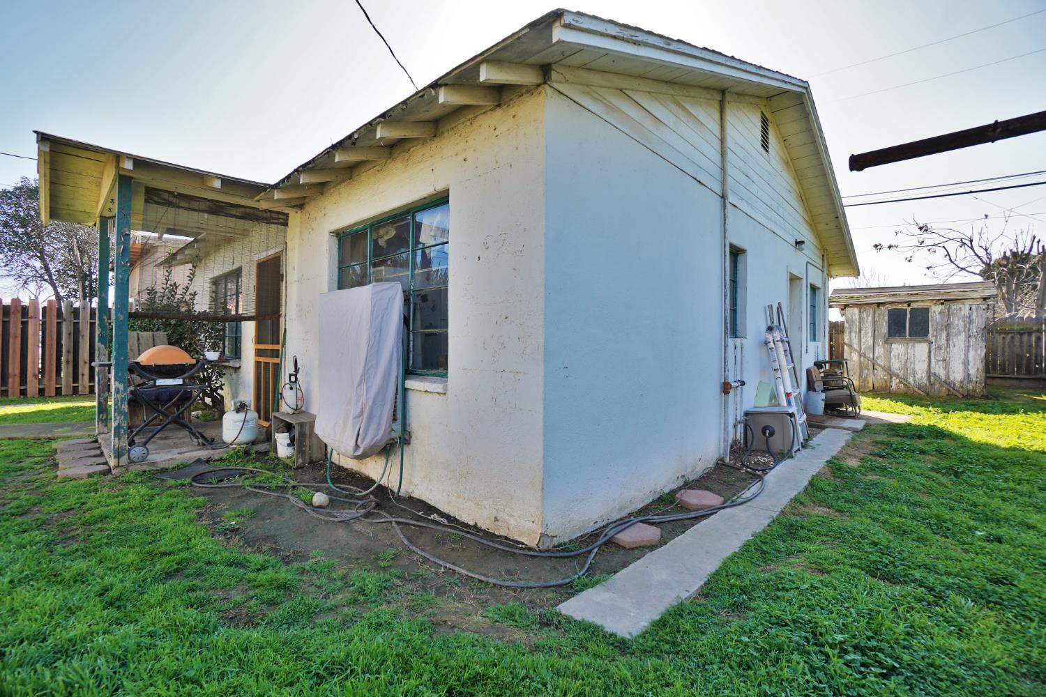 605 E Myrtle St, Hanford, CA 93230