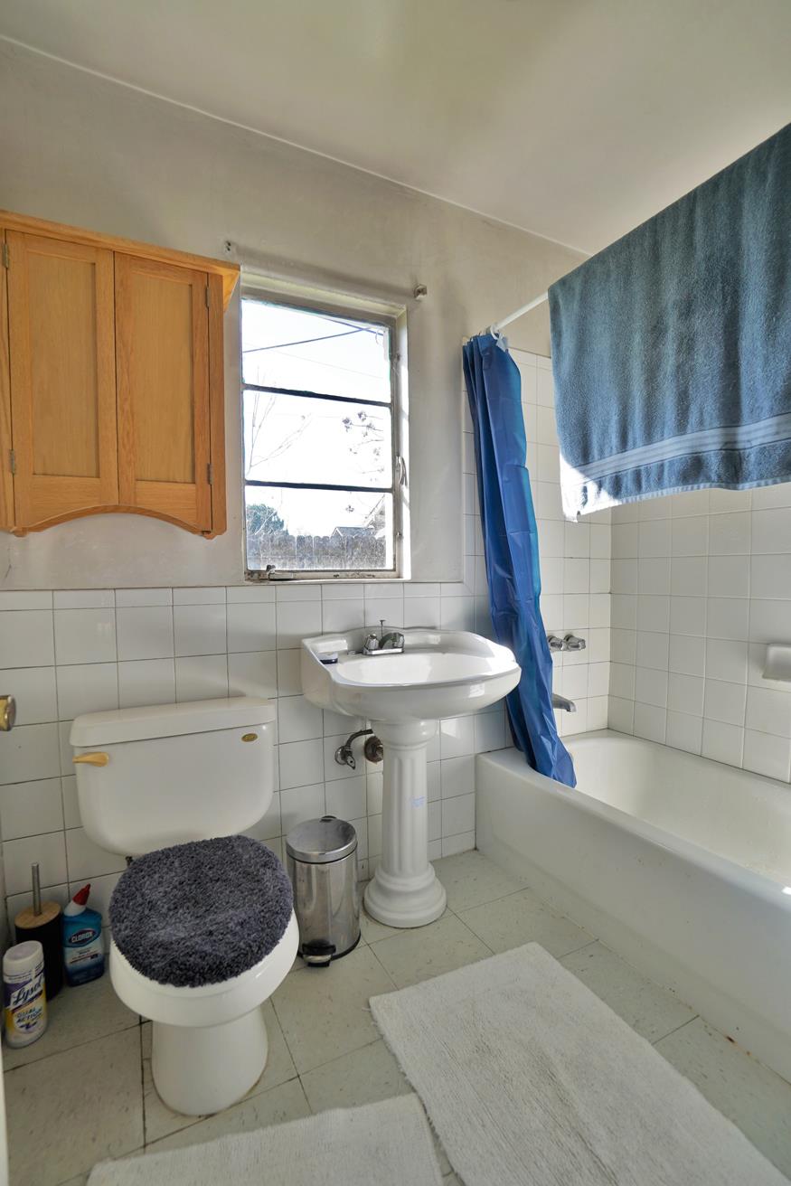 605 E Myrtle St, Hanford, CA 93230