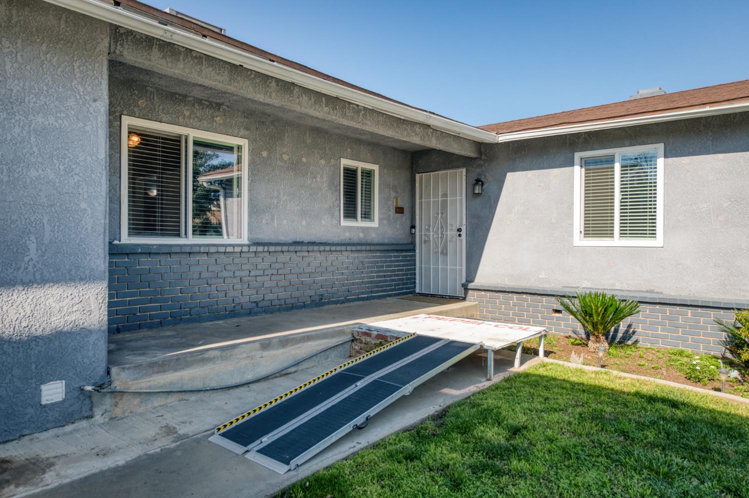 1732 S Whitney Ave, Fresno, CA 93702