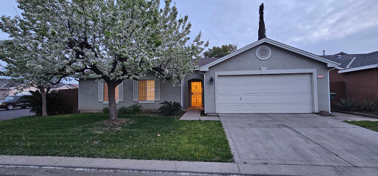 5296 E Harvest Ln, Fresno, CA 93725