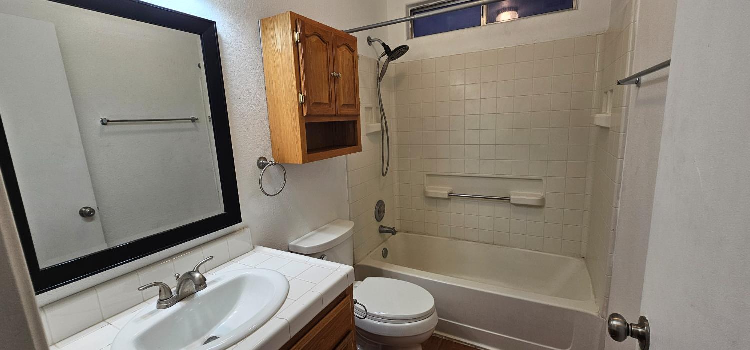 5296 E Harvest Ln, Fresno, CA 93725