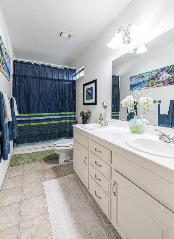 445 Quill Ln, Clovis, CA 93612