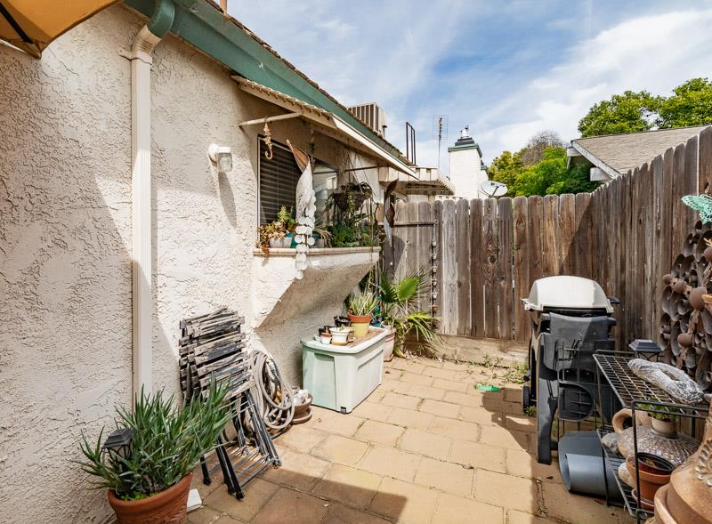 445 Quill Ln, Clovis, CA 93612