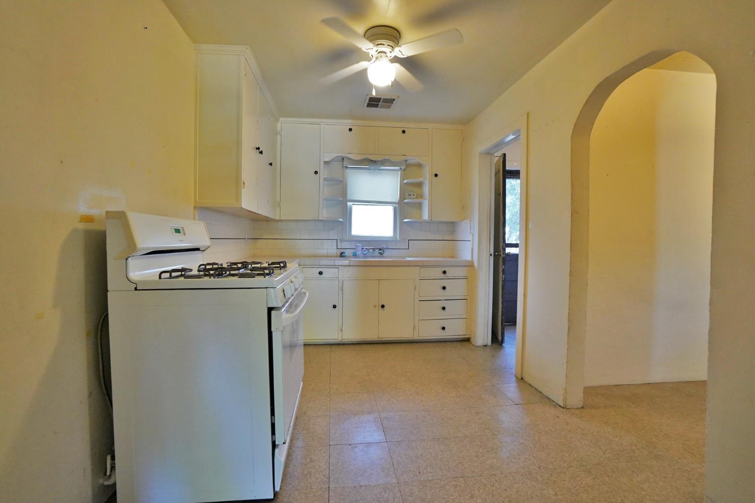 325 Neville St, Hanford, CA 93230
