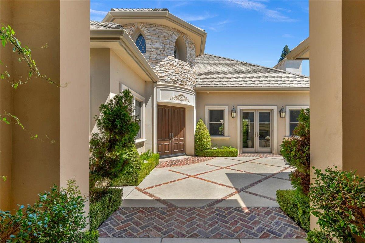 11350 N Glencastle Way, Fresno, CA 93730