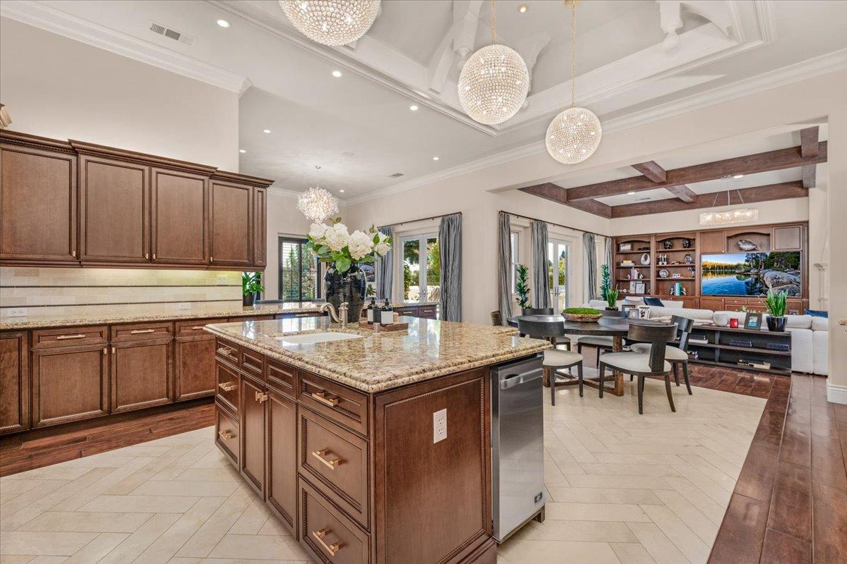 11350 N Glencastle Way, Fresno, CA 93730