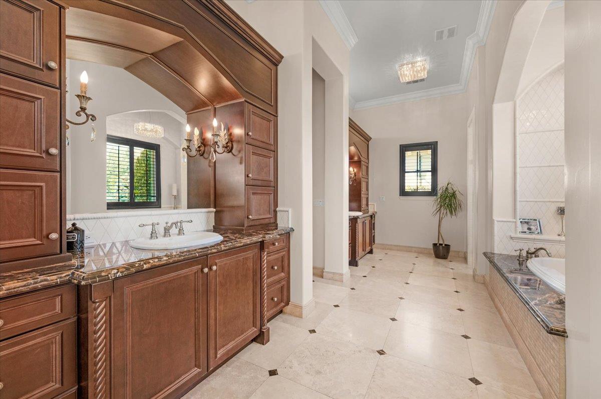 11350 N Glencastle Way, Fresno, CA 93730