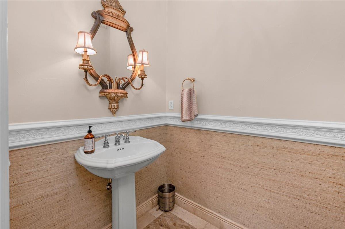 11350 N Glencastle Way, Fresno, CA 93730