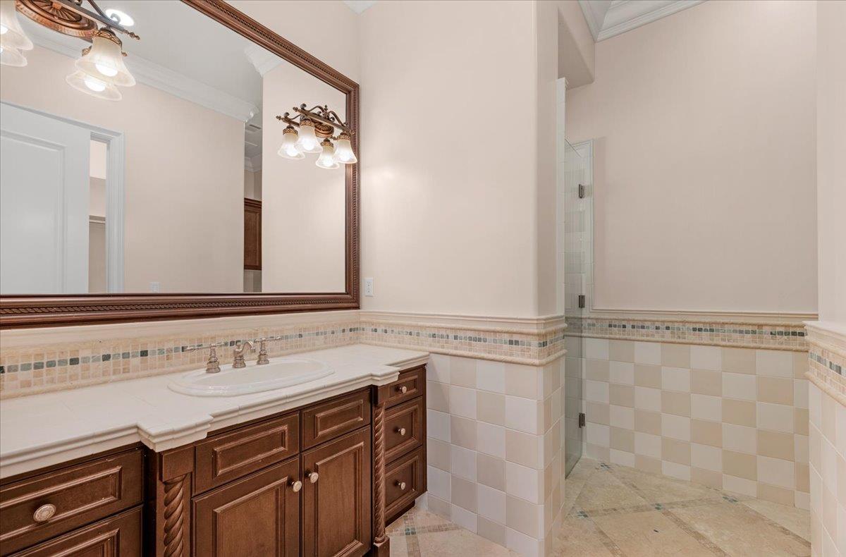 11350 N Glencastle Way, Fresno, CA 93730