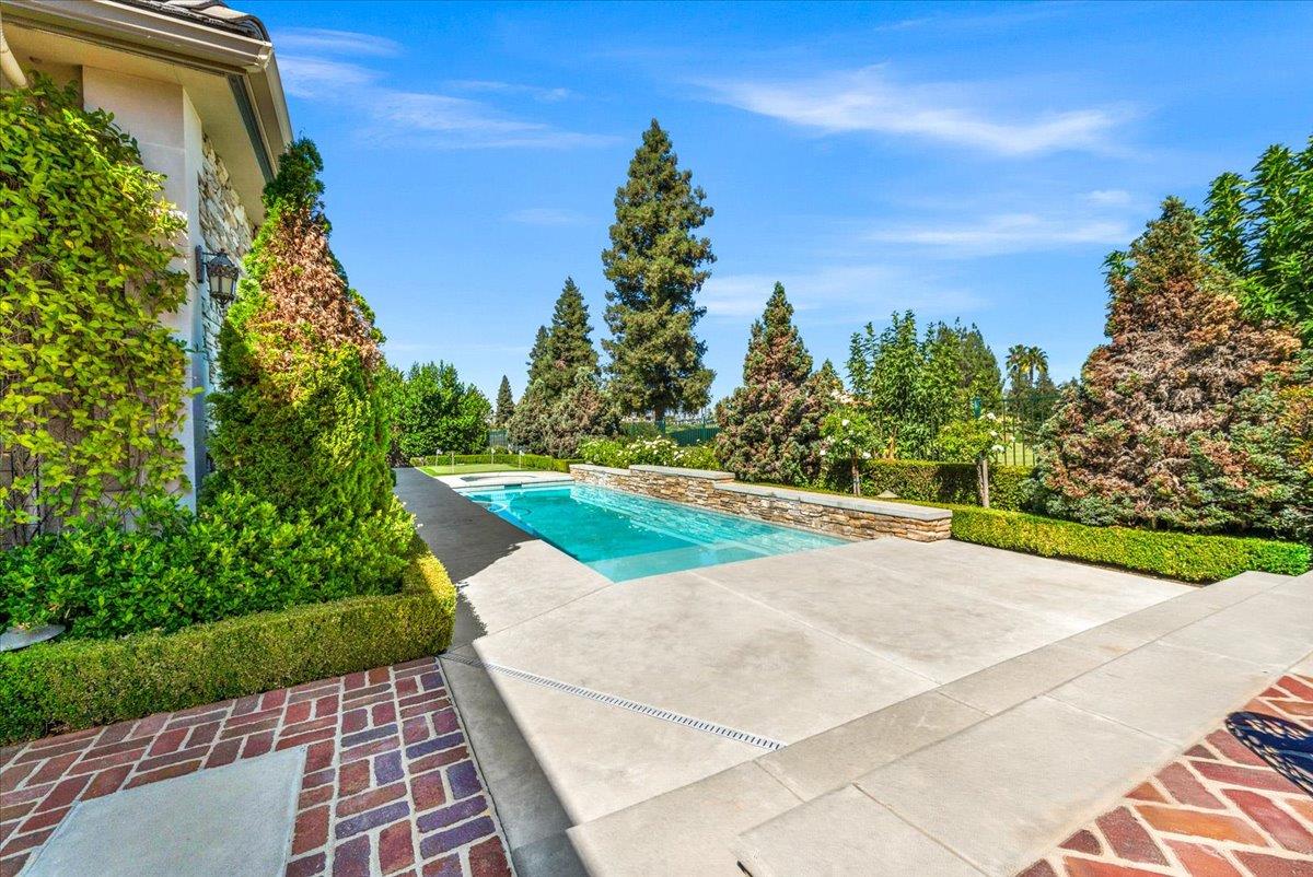 11350 N Glencastle Way, Fresno, CA 93730