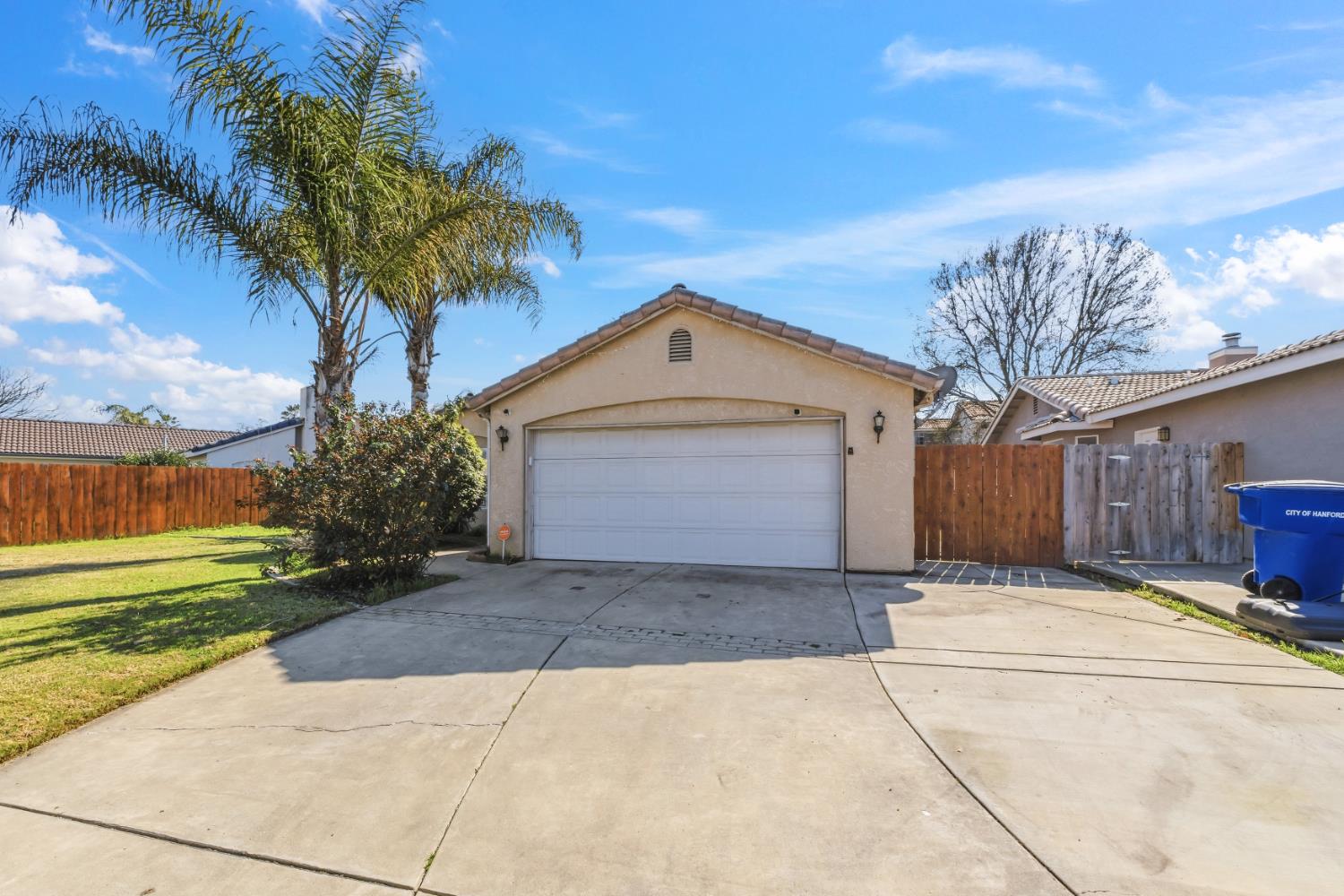 921 Don Medico Dr, Hanford, CA 93230