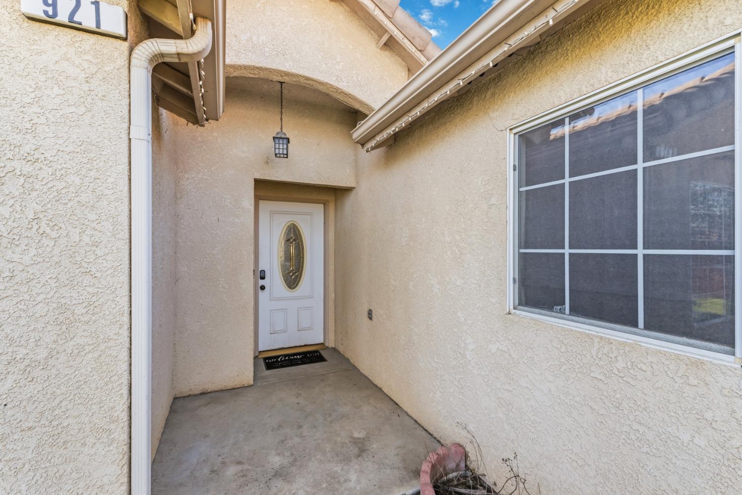 921 Don Medico Dr, Hanford, CA 93230