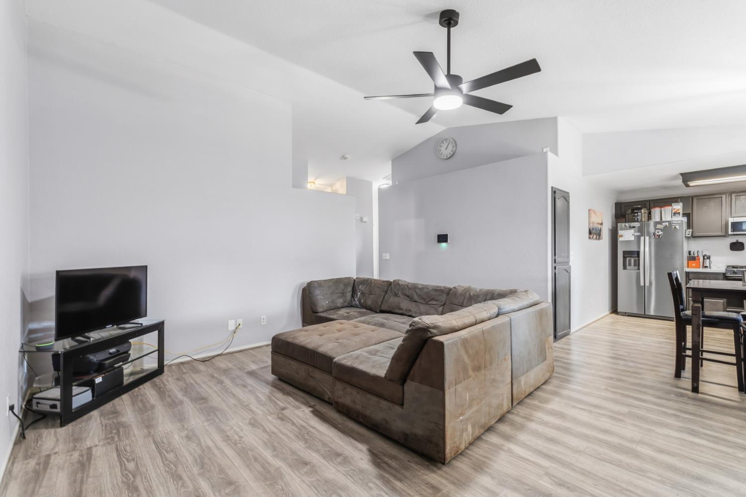 921 Don Medico Dr, Hanford, CA 93230