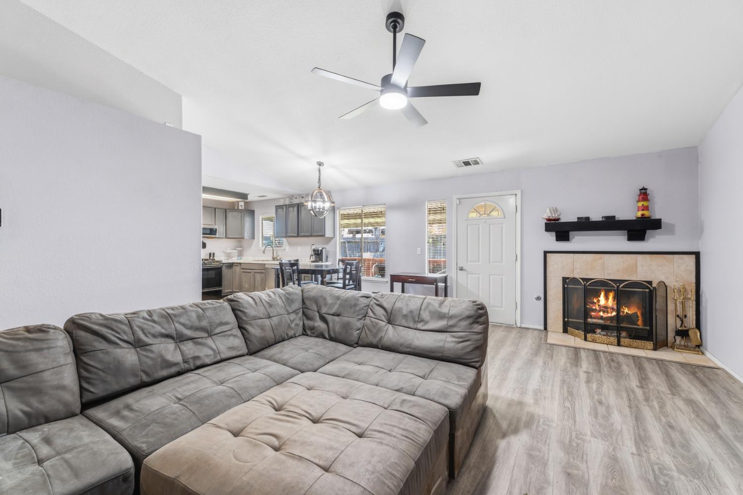 921 Don Medico Dr, Hanford, CA 93230