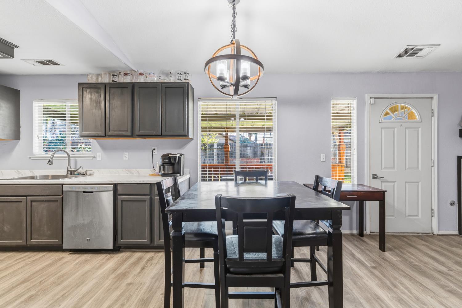 921 Don Medico Dr, Hanford, CA 93230