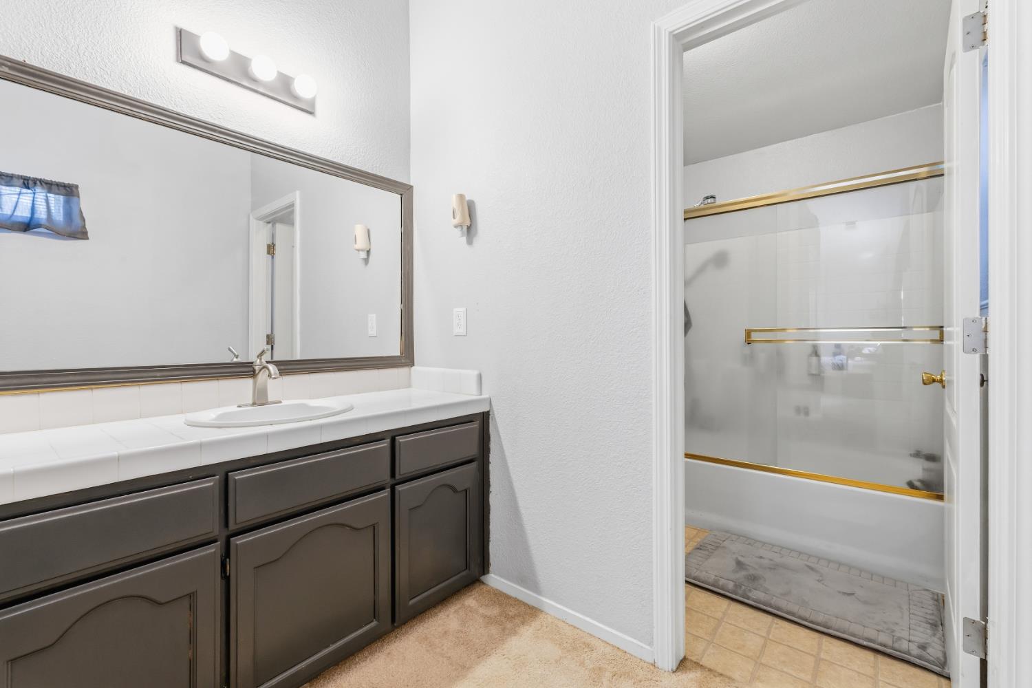 921 Don Medico Dr, Hanford, CA 93230