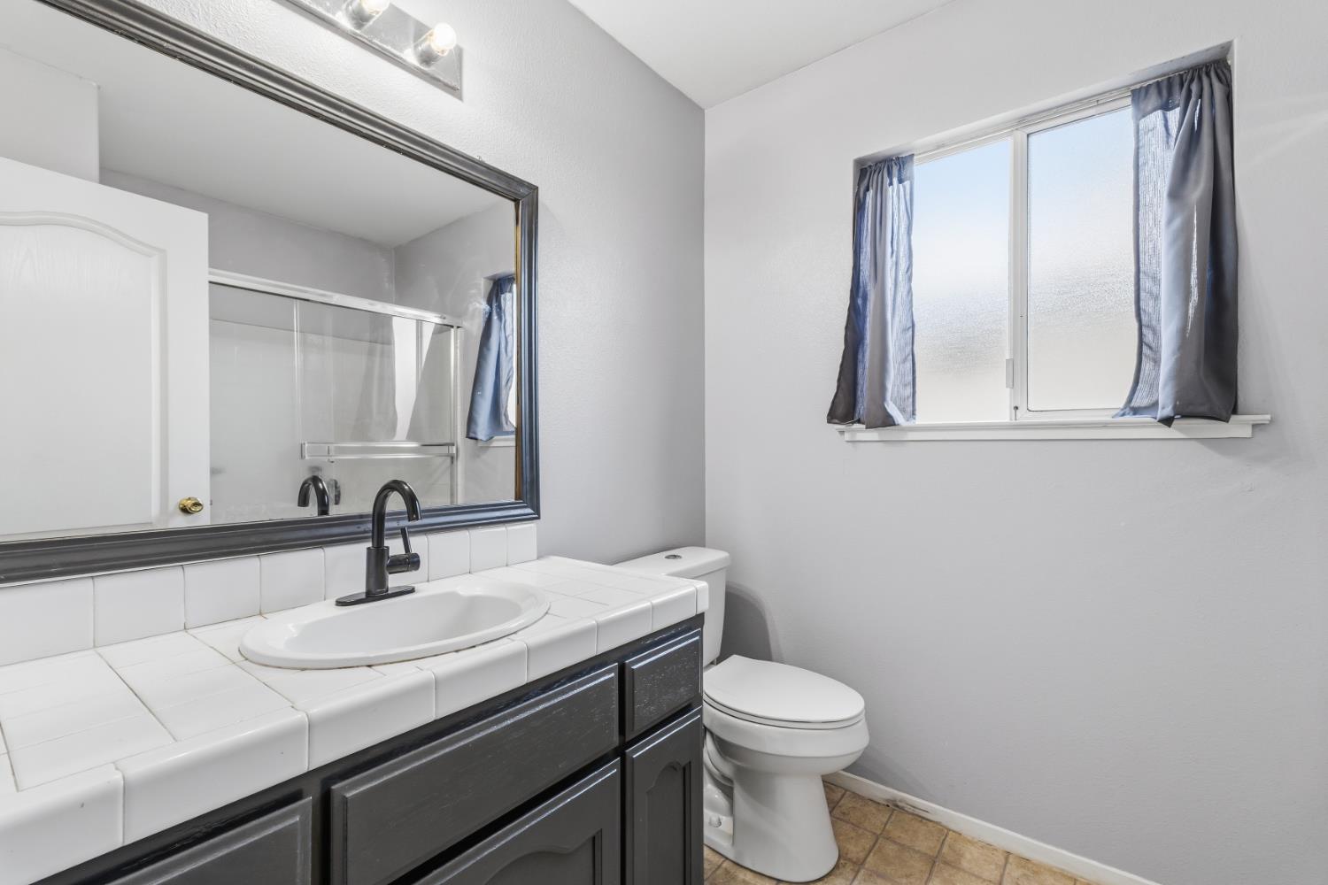 921 Don Medico Dr, Hanford, CA 93230