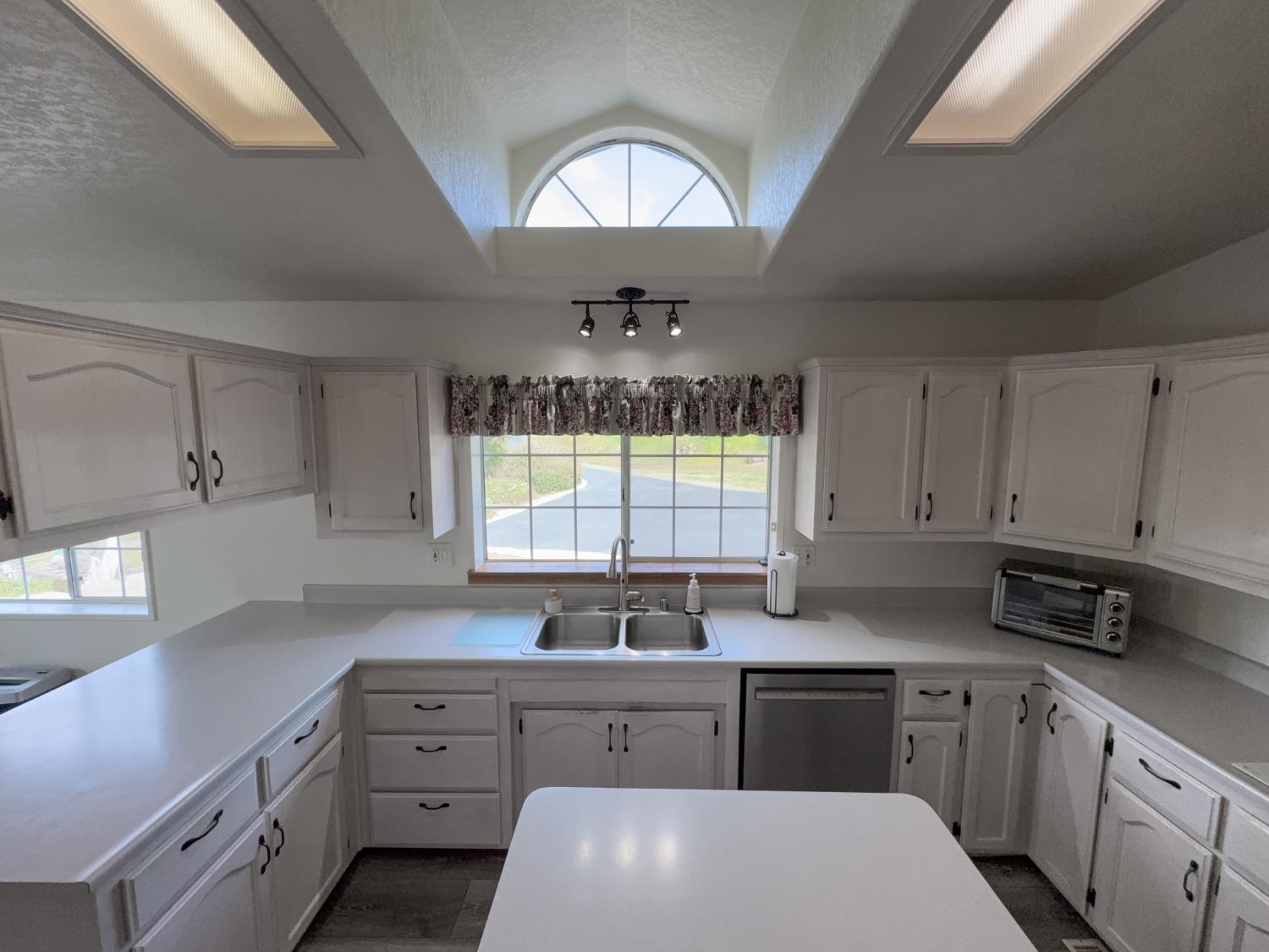 38075 Willowood Ln, Yokuts Valley, CA 93675