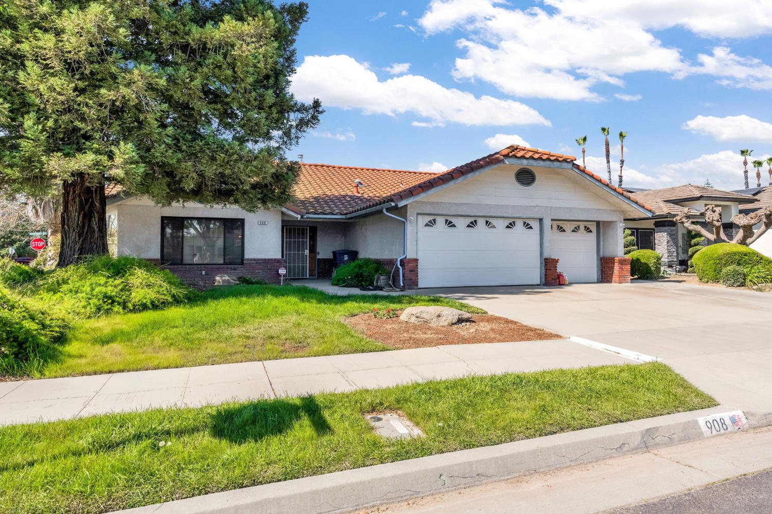 908 Suburban Ave, Madera, CA 93637