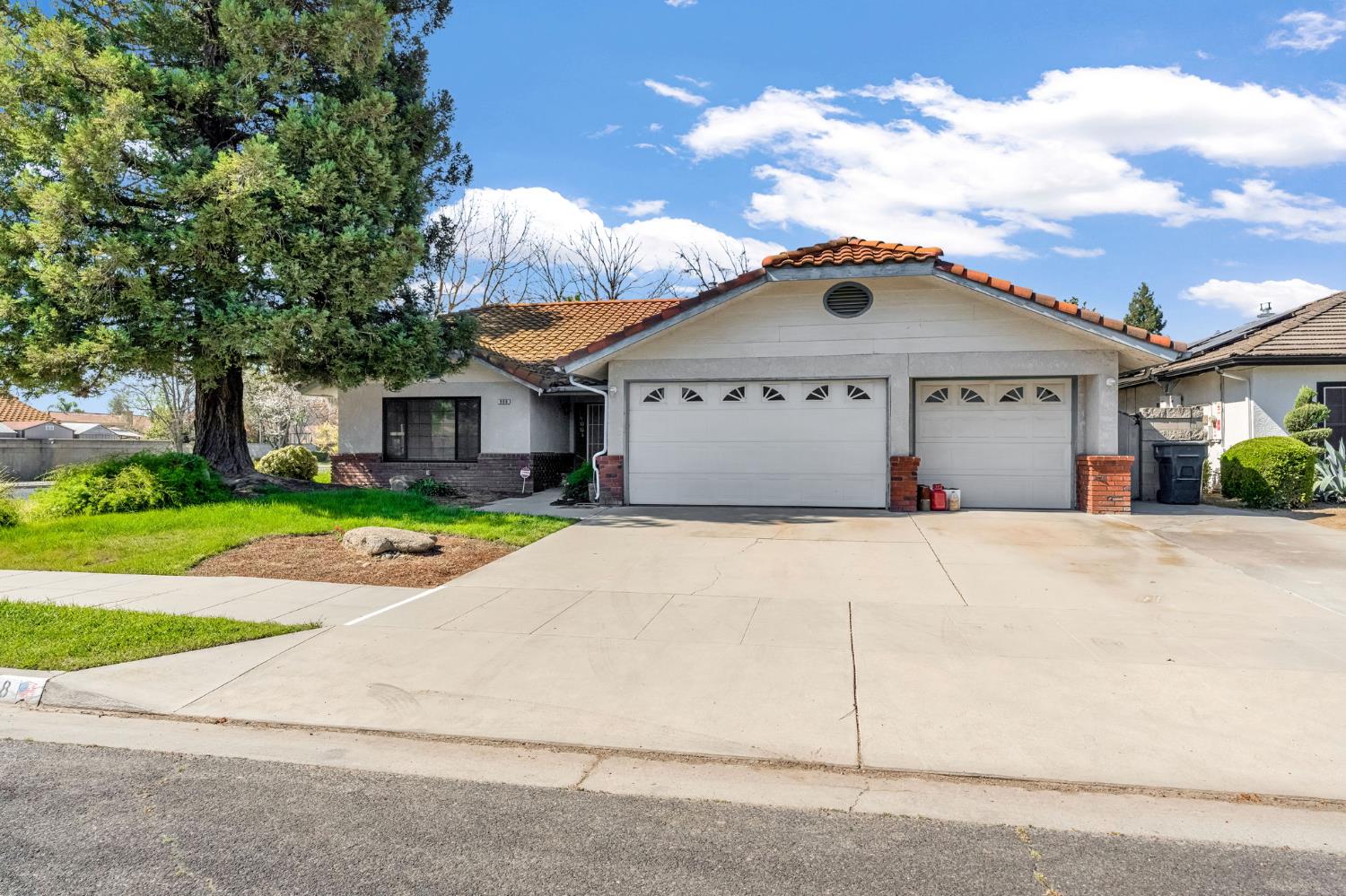 908 Suburban Ave, Madera, CA 93637