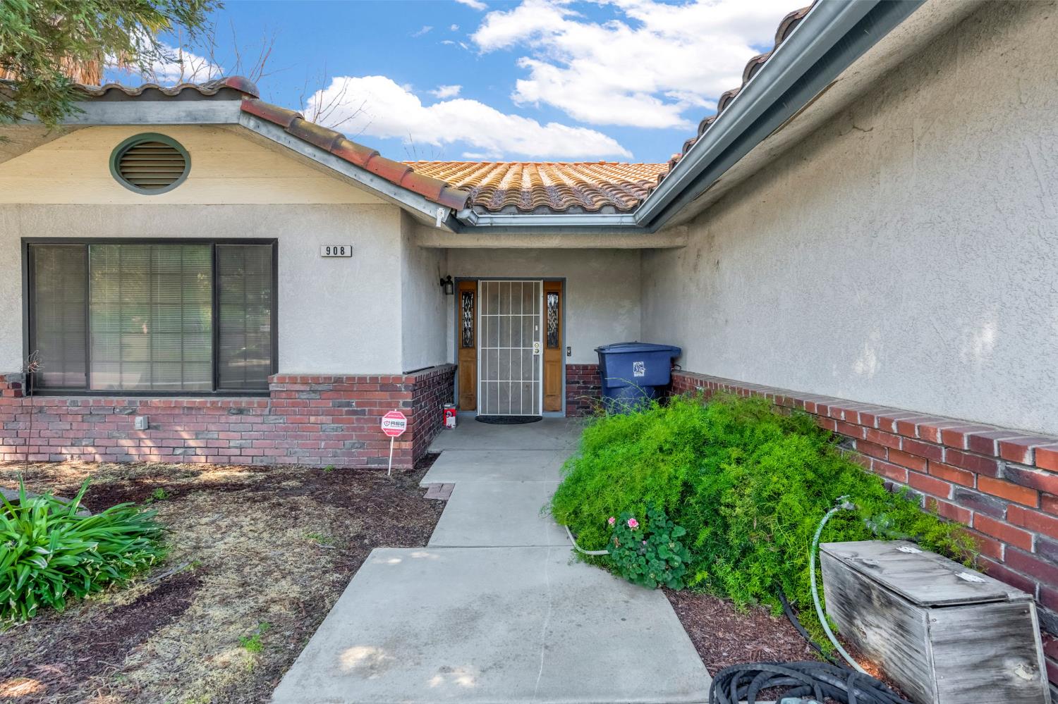 908 Suburban Ave, Madera, CA 93637