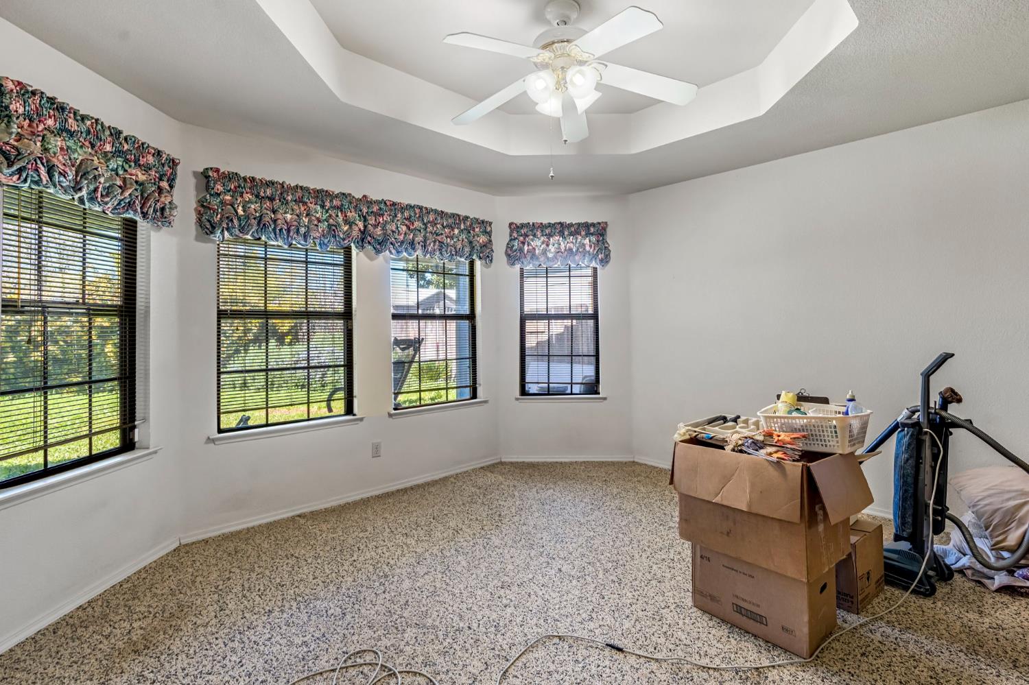 908 Suburban Ave, Madera, CA 93637