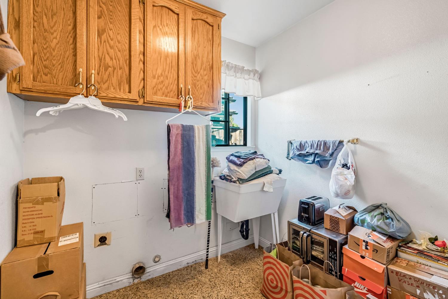 908 Suburban Ave, Madera, CA 93637