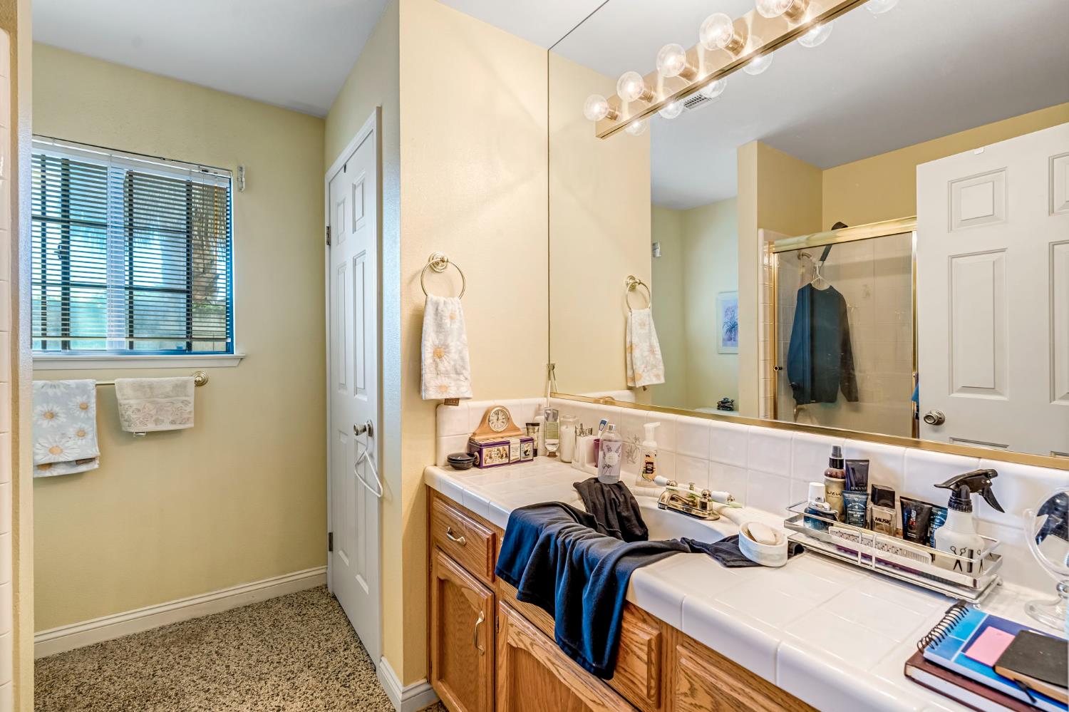 908 Suburban Ave, Madera, CA 93637