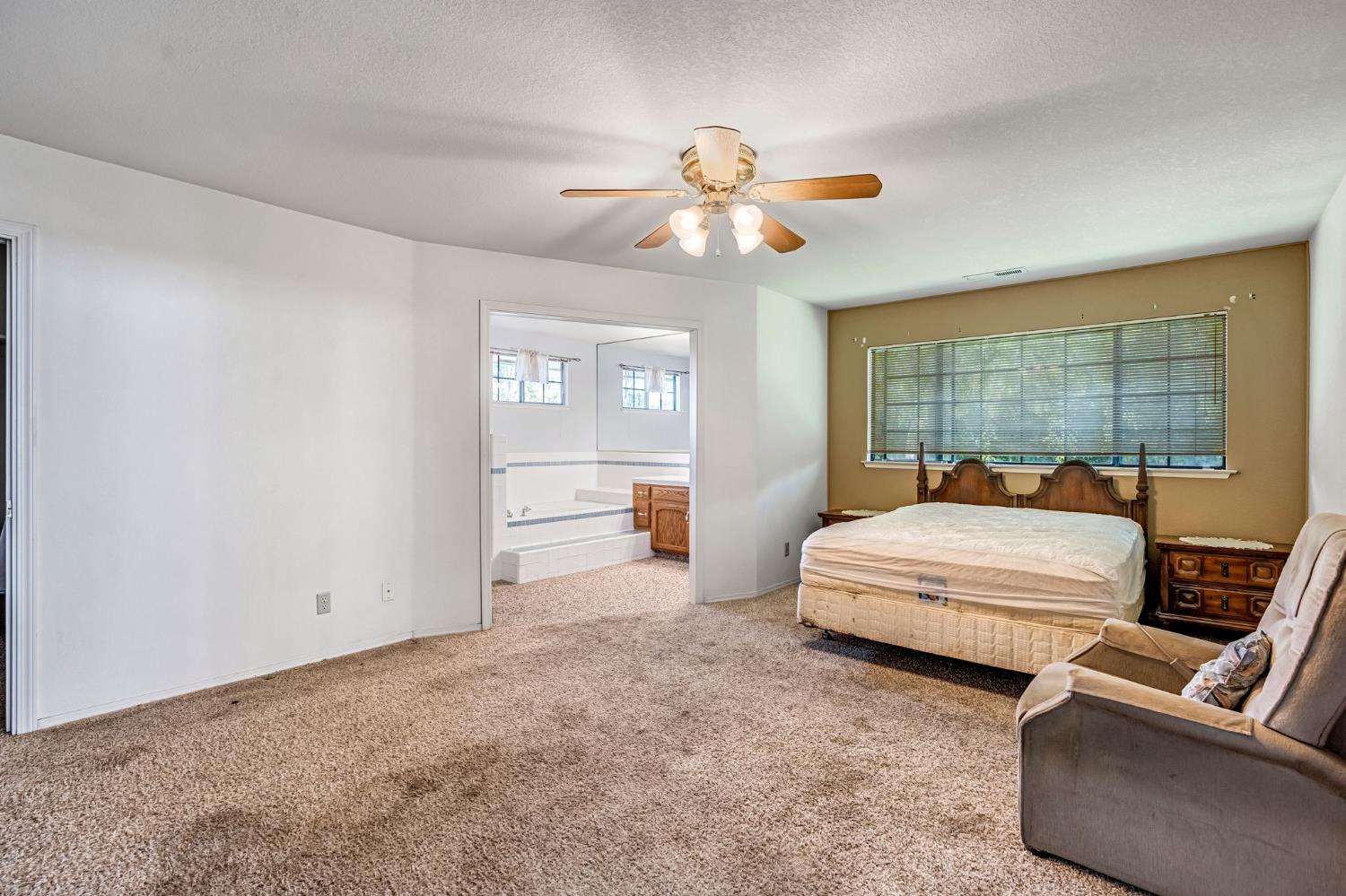 908 Suburban Ave, Madera, CA 93637