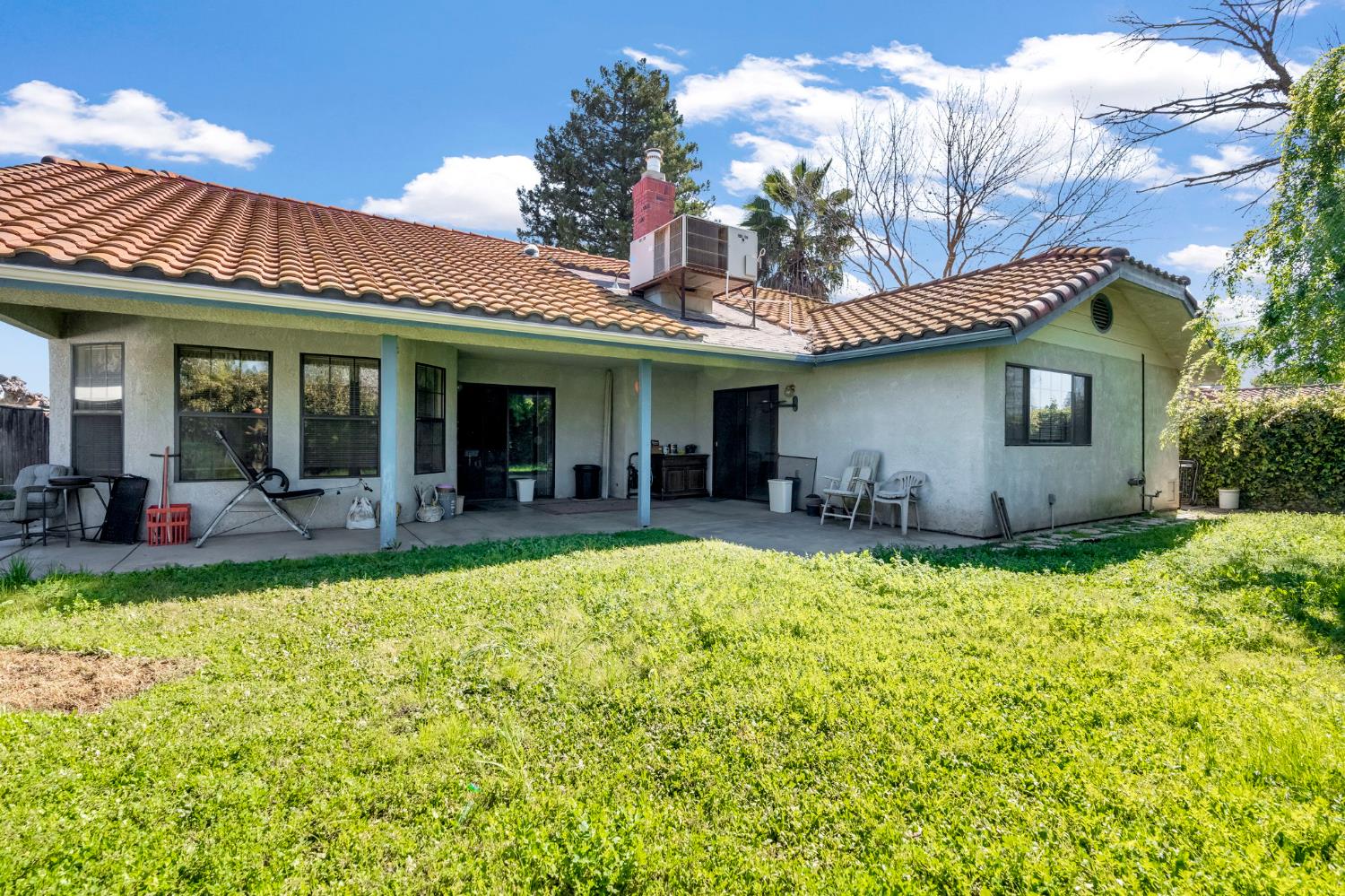 908 Suburban Ave, Madera, CA 93637