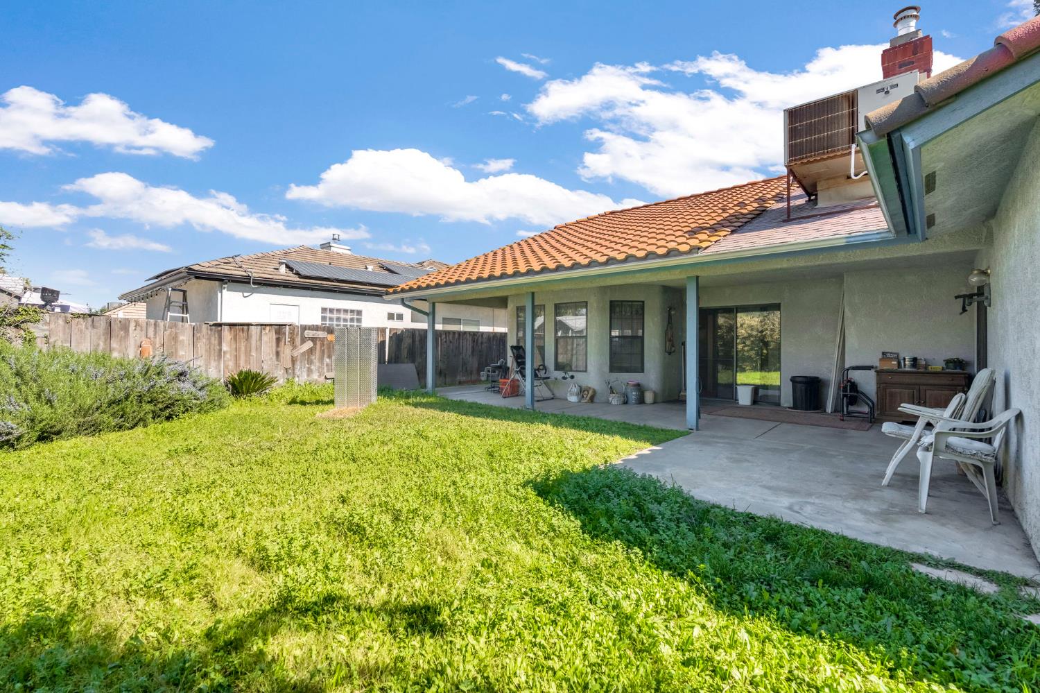 908 Suburban Ave, Madera, CA 93637