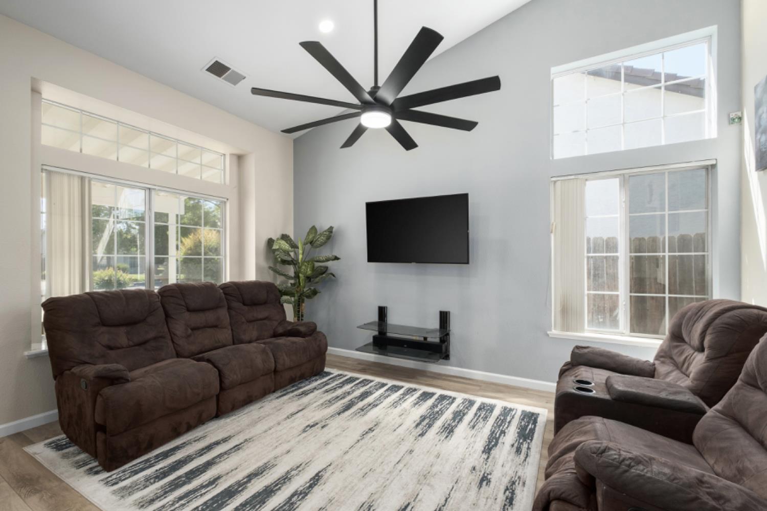 6583 N State Ave, Fresno, CA 93722