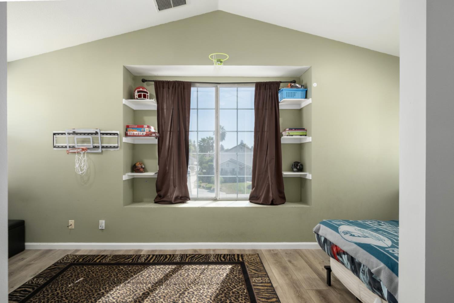 6583 N State Ave, Fresno, CA 93722