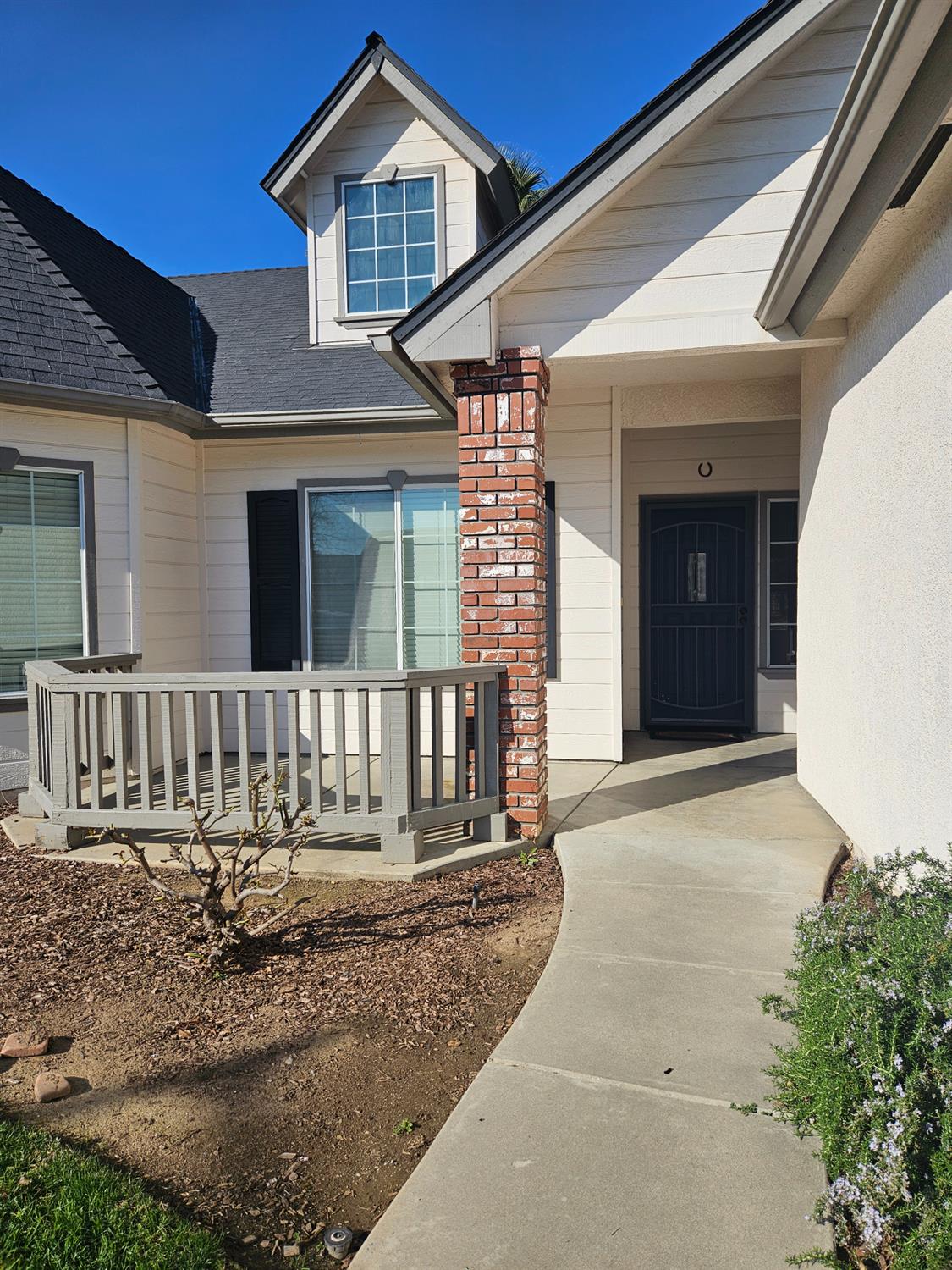 2960 E Christopher Dr, Fresno, CA 93720